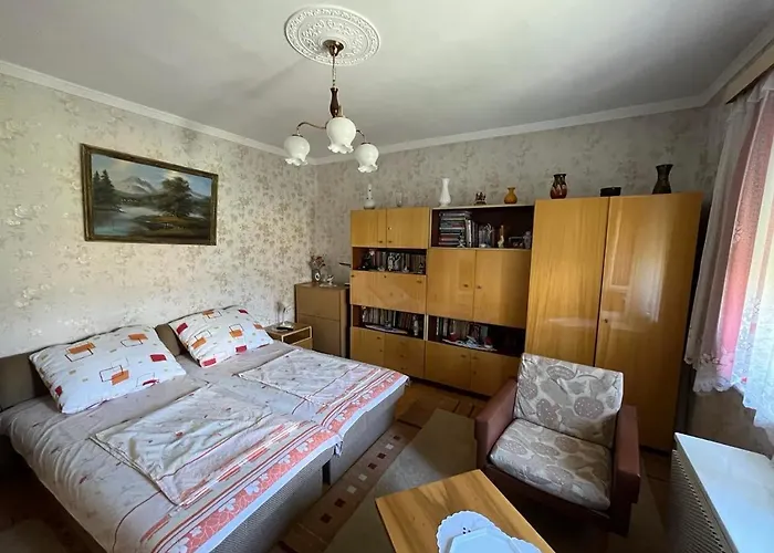 Balla Mama, Apartament